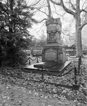 856726 Gezicht op het grafmonument van vice-admiraal J.C. Koopman (1790-1855) op de Eerste Algemene Begraafplaats aan ...
